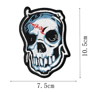 Écusson brodé tête de mort punk accessoire de vêtement badge avec un design stylé.