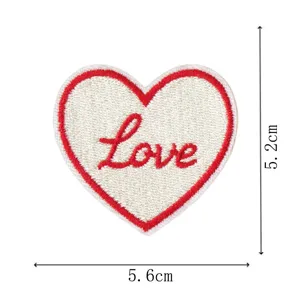 Rot-weisses Herz Stickabzeichen mit Love Schriftzug, 5.6x5.2cm DIY Kleidung Dekoration.