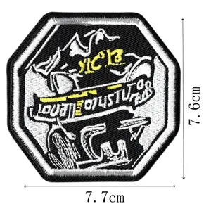 Vue détaillée du patch brodé tête de mort punk, montrant une texture fine et bord octogonal.