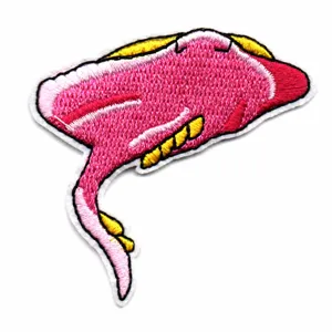 Détail de patch brodé raie cartoon rose, joli accessoire vêtements DIY thermocollant.