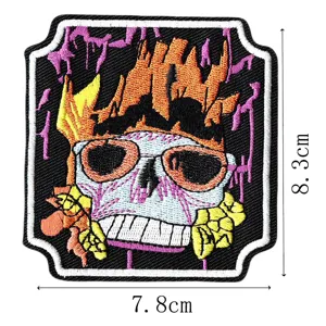 Patch brodé crâne punk avec flammes et fleurs, vue détaillée pour vêtements et sacs.