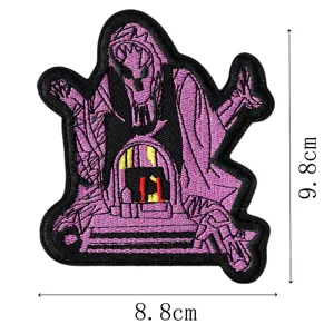 Détail en gros plan de l'écusson brodé crâne punk, accessoire gothique, taille 8,8 x 9,8 cm.