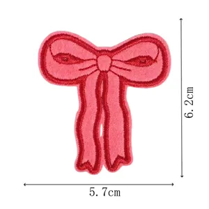 Parche de lazo bordado rosa accesorio de ropa vista detallada con dimensiones de 5.7x6.2cm