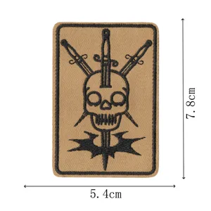 Tactische schedel geborduurde patch met dolk ontwerp, duurzame moraal badge voor DIY rugzakken.