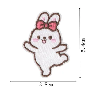 Graziosa patch ricamata a forma di coniglio con fiocco rosa, ideale per decorare abiti DIY.