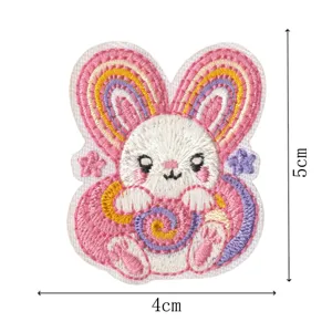 Grazioso patch ricamato con coniglietto arcobaleno macaron per riparazione vestiti e decoro.