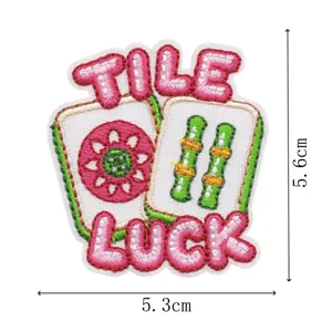Bestickter Aufnäher Nahaufnahme mit traditionellem Mahjong-Stein-Design und Glücksbuchstaben.