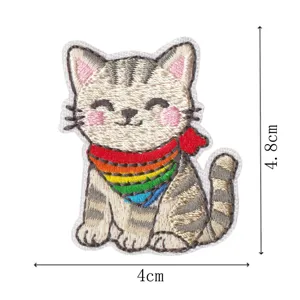 Simpatica toppa ricamata gatto grigio con sciarpa arcobaleno, decorazione vestiti 4.8x4cm
