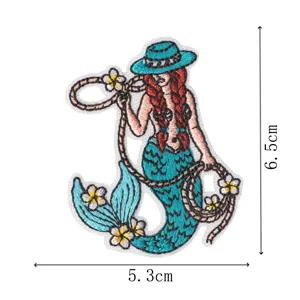 écusson brodé sirène vintage avec cheveux roux et chapeau bleu pour réparation de vêtements.