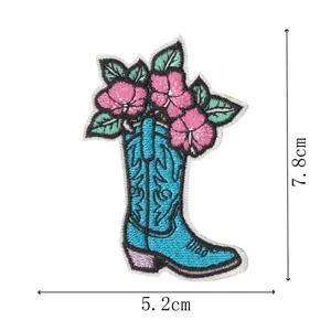 Vintage Western Cowboy Stiefel Bestickter Aufnäher mit rosa Blumen und grünen Blättern.
