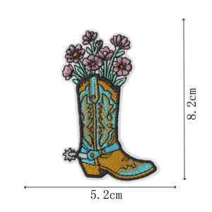 Dekorativer Cowboy Stiefel bestickter Aufnäher mit Blumenmuster zum Aufbügeln auf Kleidung.