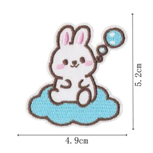 Simpatico cerotto ricamato con coniglietto su nuvola, toppa in tessuto, 4,9x5,2 cm.