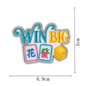 Detailaufnahme des WIN BIG Mahjong Stickerei-Aufnähers mit feinen Nähten und leuchtenden Farben.