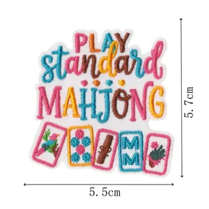 Nahaufnahme des bunten bestickten Mahjong-Aufnähers mit verspielter Schrift und niedlichen Motiven.