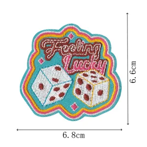 Bestickter Stoffaufnäher mit Feeling Lucky Text und Würfel-Design, Detailansicht 6,8x6,6 cm.