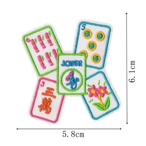 Nahaufnahme des bunten Mahjong- und Joker-Karten-Stickaufnähers im Detail, zum Aufbügeln.