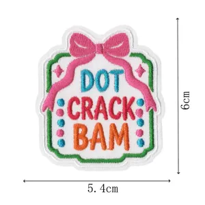 Bunter Alphabet Stickaufnäher mit rosa Schleife, DIY dekoratives Kleiderzubehör Detail.