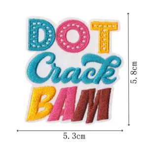 Bunter Stickaufnäher mit kreativem Buchstaben-Design, DIY Bügelbild für Kleidung.