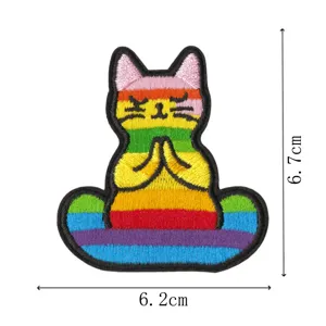 Niedlicher Regenbogen meditierende Katze Stickerei Aufnäher Detailansicht mit klaren Maßen.