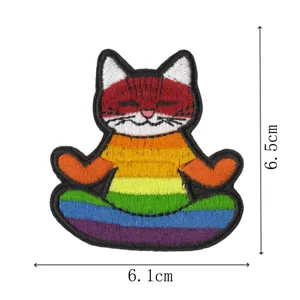 Regenbogen Meditationskatze gestickter Aufnäher, süßes Cartoon Tier Bügelbild für Kleidung.