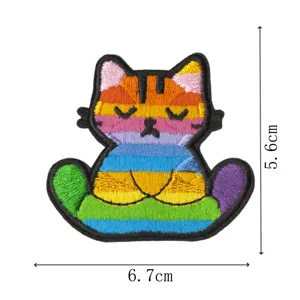 Süßer Zeichentrick-Katzen-Stickaufnäher mit Regenbogenfarben, ideal für DIY-Kleidungdekoration.