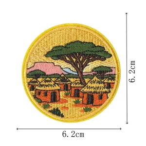 Vue détaillée de l'écusson brodé rond représentant un paysage de savane en Afrique.