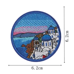 Patch en tissu brodé paysage Santorin rond, badge de voyage pittoresque pour vêtements et sac.
