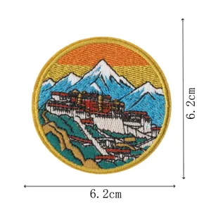 Écusson brodé paysage de montagne, badge thermocollant rond motif voyage mesurant 6.2cm.