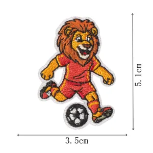 Vista dettagliata della simpatica toppa ricamata con leone da calcio e cuciture.
