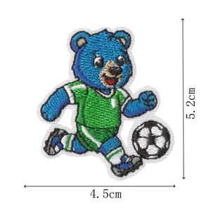 Simpatica toppa ricamata orsetto blu calcio per vestiti bambini zaino badge fai da te.