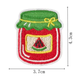 Nahaufnahme des Wassermelonen-Marmeladenglas-Stickaufnähers mit feinen Details und Maßen.