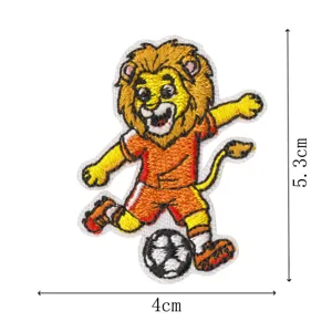 Simpatica Toppa Ricamata con Leone da Calcio per Vestiti da Bambini, Distintivo Termoadesivo.