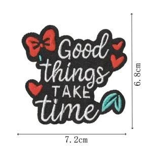 Minimalistischer englischer Aufnäher mit Stickerei, schwarz-weißes Herz-Design.