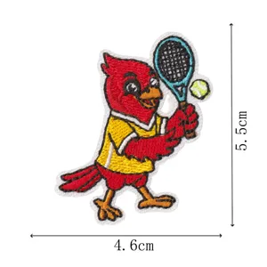 Simpatico uccello cardinale rosso che gioca a tennis toppa ricamata termoadesiva vestiti