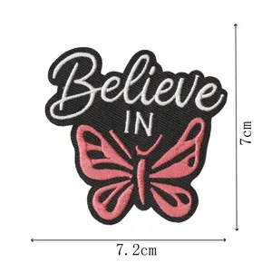 Bestickter Schmetterling Stoffaufnäher mit Believe IN Spruch, schwarz-weißer Bügelflicken.