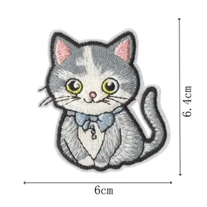 Joli patch brodé chat gris avec nœud bleu thermocollant pour vêtement DIY
