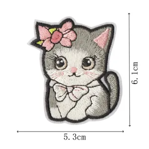 Joli patch brodé de chat de dessin animé thermocollant pour vêtements, vestes, sacs et loisirs.