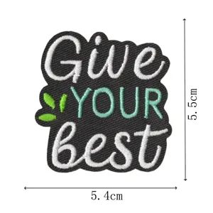 Nahaufnahme des gestickten Motivationszitats mit feinen Stichen und klaren Abmessungen.