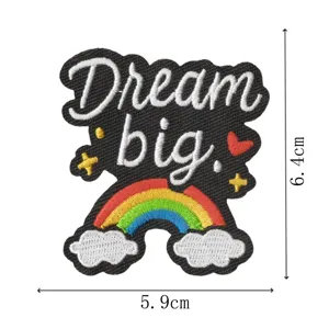 Bestickter Aufnäher mit Regenbogen Wolken und Dream big Motiv für stylische Kleidung.