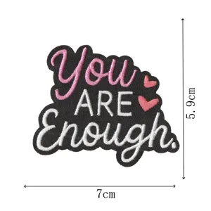 Inspirierender englischer Zitat-Bestickter Aufnäher, schwarzer Hintergrund, rosa-weiße Buchstaben.