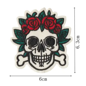 Détail écusson brodé crâne rose, badge thermocollant squelette, accessoire vêtement effrayant.