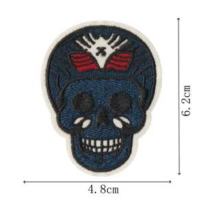 Vue détaillée du patch brodé tête de mort bleue thermocollant, taille env. 4,8x6,2 cm.