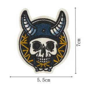 Gros plan détaillé du patch brodé en forme de crâne avec cornes et dimensions précises.