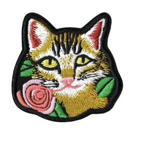 Joli patch brodé tête de chat avec rose, écusson thermocollant décoratif pour vêtements et sacs.