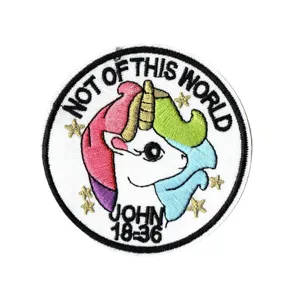 Parche bordado redondo con unicornio y texto inspirador para decoracion de ropa vista principal