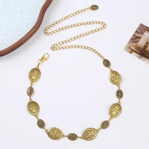 Elegante goldfarbene Metallkette als modischer Taillengürtel für Kleider und Outfits.