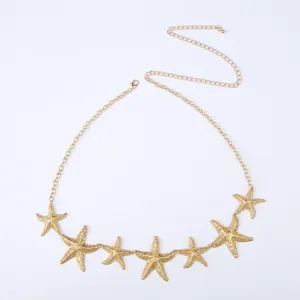 Gros plan de la chaîne de taille étoile de mer dorée, bijoux de corps de plage, ajustable.