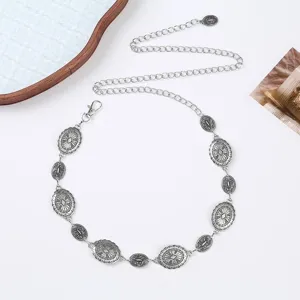 Detailansicht einer Vintage-Metall-Taillenkette mit geschnitzten ovalen Gliedern und Karabiner.