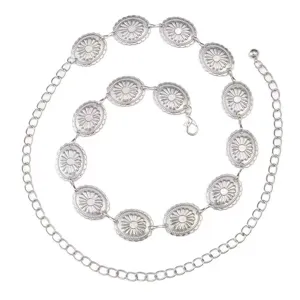 Detailaufnahme der retro silbernen Metall-Taillenkette mit zarten Blumenmedaillons.