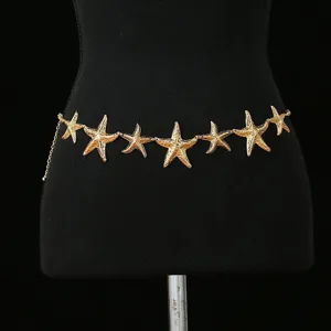 Chaîne de taille étoile de mer dorée, vue détaillée, bijou de corps de plage scintillant.